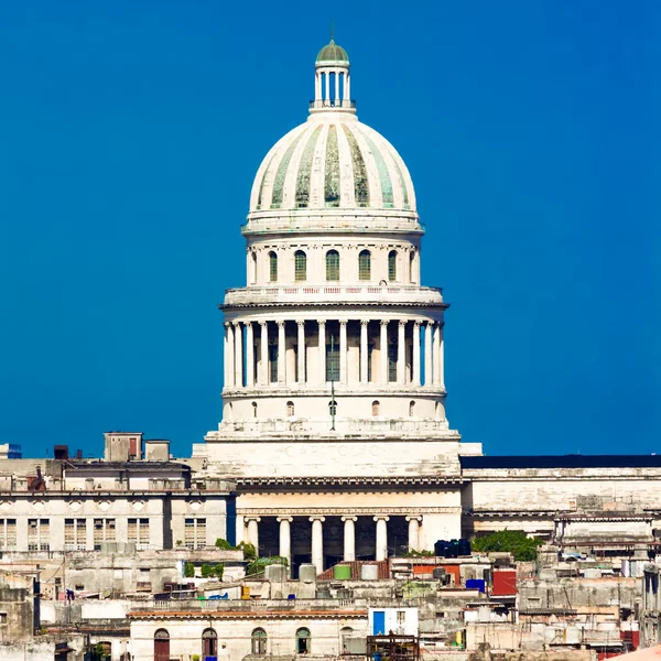 国会議事堂のドームなどを含むハバナのビュー — ストック写真