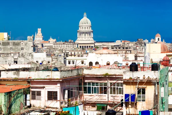 Vista de Havana, incluindo o Capitólio e edifícios pobres — Fotografia de Stock