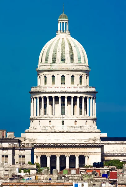 国会議事堂のドームなどを含むハバナのビュー — ストック写真