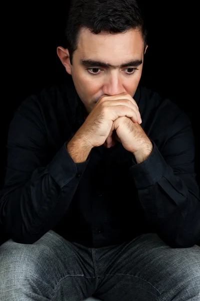 Un hombre reflexivo con una expresión triste — Foto de Stock