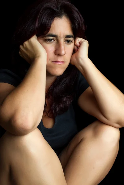 Mulher hispânica deprimida e preocupada — Fotografia de Stock