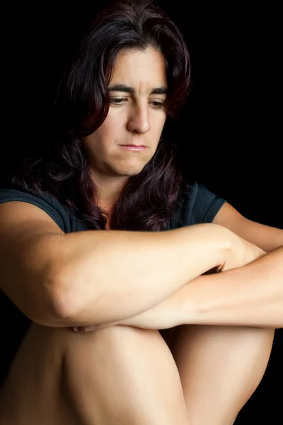 Mujer hispana triste y preocupada — Foto de Stock