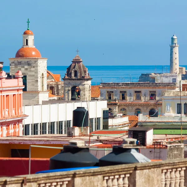 Os telhados de Havana Velha com El Morro no fundo — Fotografia de Stock