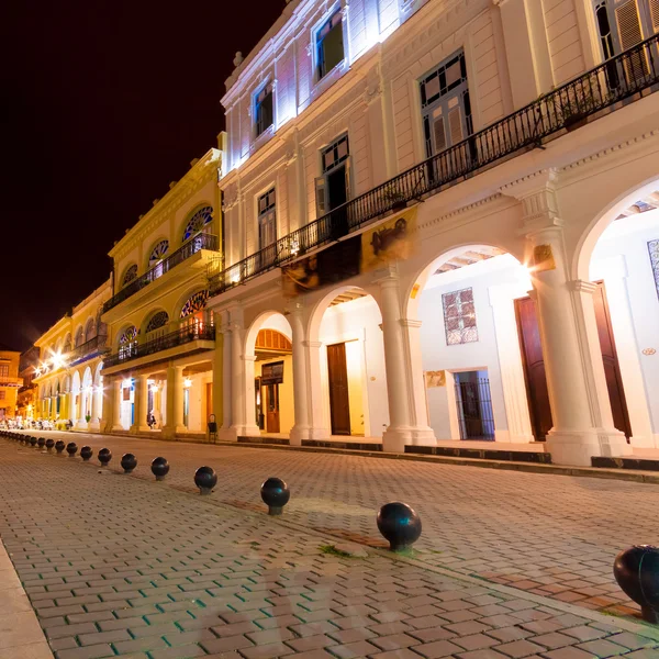 Colonial buildings in Old Havana at night — Stock Photo, Image