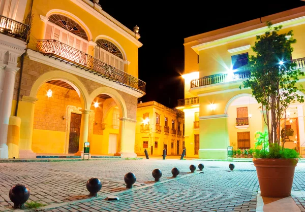 Alte spanische Paläste in hvana nachts beleuchtet — Stockfoto