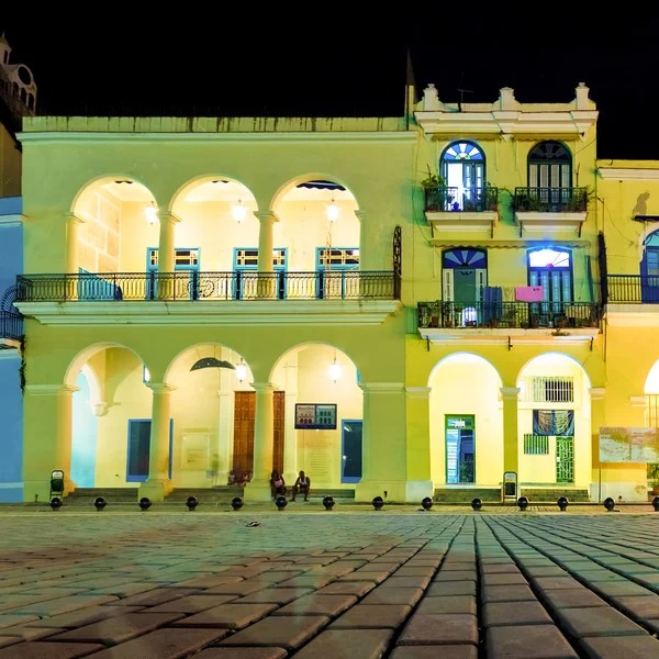 夜に古いハバナの植民地時代の建物 — ストック写真