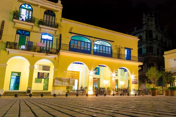 Na zewnątrz kawiarni w nocy w starej Hawanie — Zdjęcie stockowe
