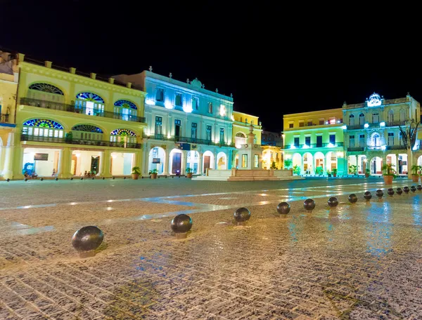 Plaza de la Habana Vieja iluminada por la noche — Foto de Stock