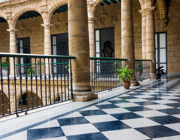 Hermoso palacio español en La Habana — Foto de Stock