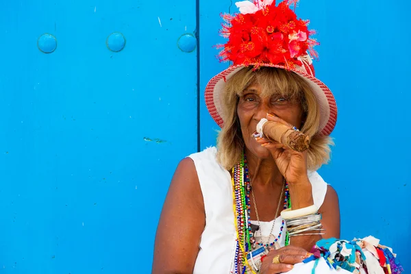 Colorful old black lady with a fine cuban cigar — Stock Photo, Image