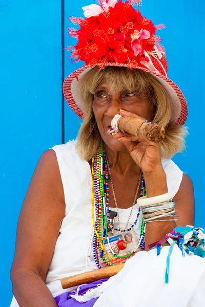 Colorida anciana negra con un fino cigarro cubano —  Fotos de Stock