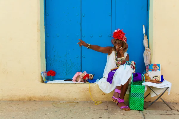 Senhora preta velha colorida com um charuto cubano fino — Fotografia de Stock