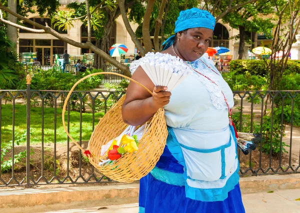 Černá žena prodej pražené arašídy v Havaně — Stock fotografie
