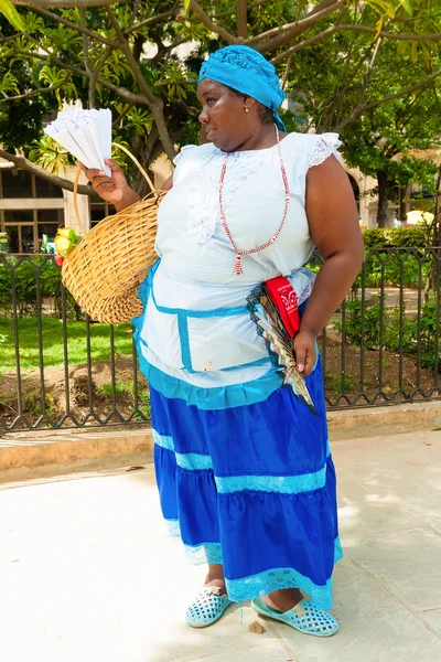 Czarna kobieta sprzedaży prażone orzeszki ziemne w Hawanie — Zdjęcie stockowe