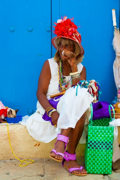 Vieille dame noire colorée avec un cigare cubain fin — Photo