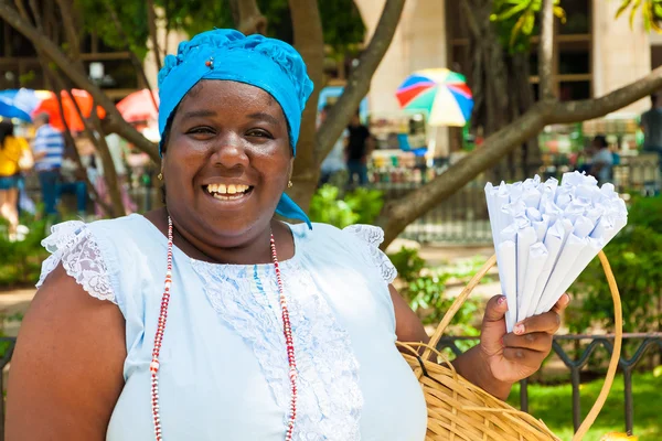 Svart kvinna som säljer Rostade jordnötter i Havanna — Stockfoto