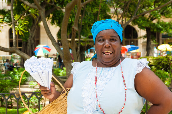 Black woman selling roasted peanuts in Havana — Stock Photo, Image