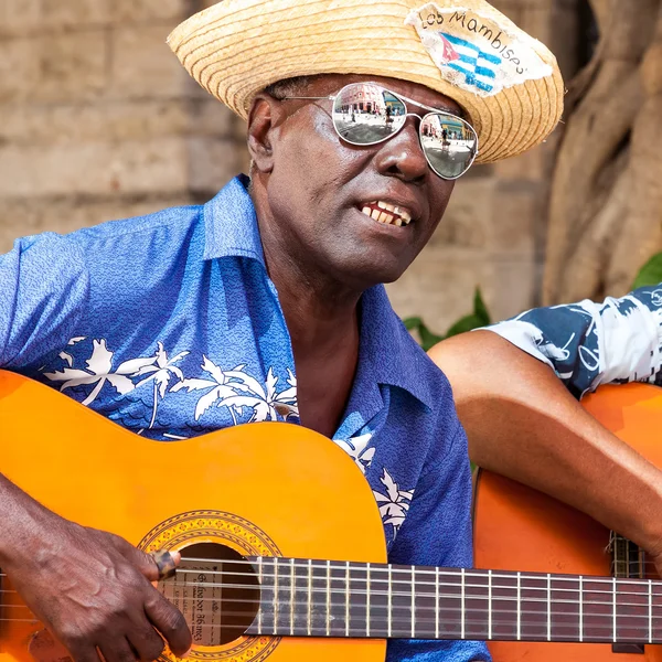 Hombre tocando música tradicional en La Habana Vieja —  Fotos de Stock