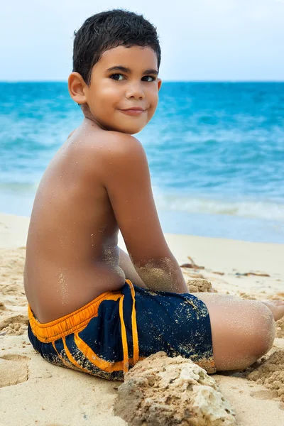 Latin pojke på en tropisk strand — Stockfoto
