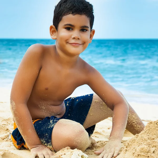 Lateinischer Junge an einem tropischen Strand — Stockfoto