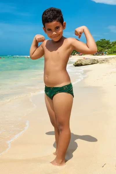 Niño latino en una playa tropical — Foto de Stock