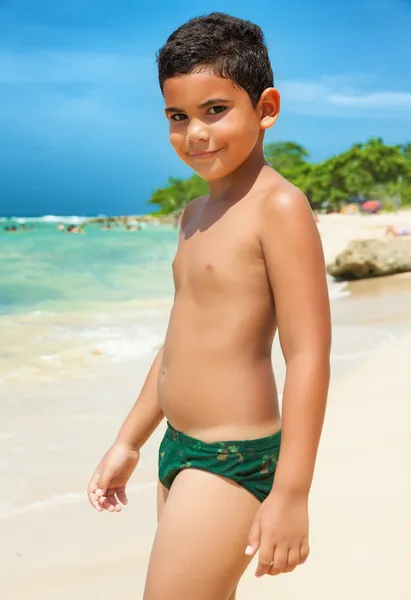 Ισπανόφωνος παιδί σε μια τροπική παραλία — Φωτογραφία Αρχείου