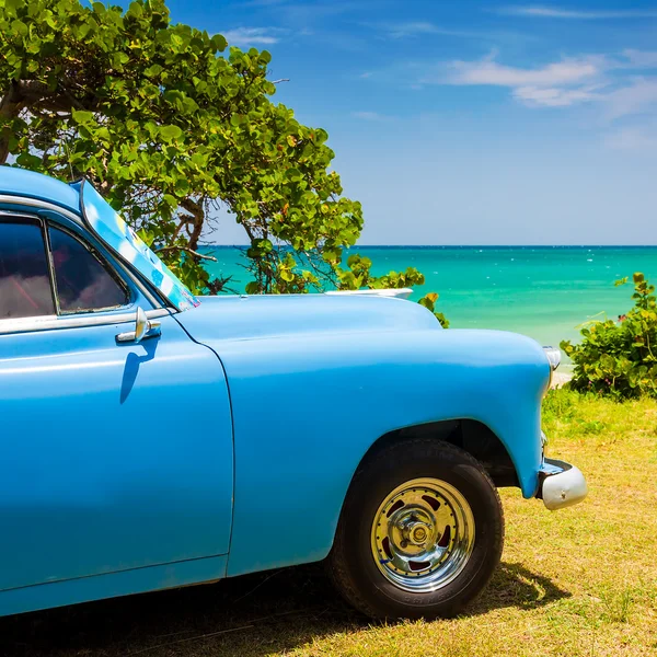 Staré americké auto na pláži na Kubě — Stock fotografie
