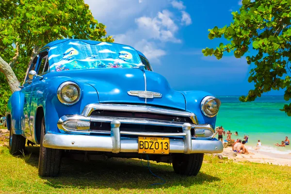 在古巴的海滩在老美国车 — 图库照片