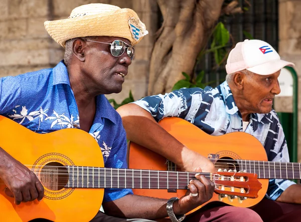 Banda tocando música tradicional en La Habana Vieja — Foto de Stock