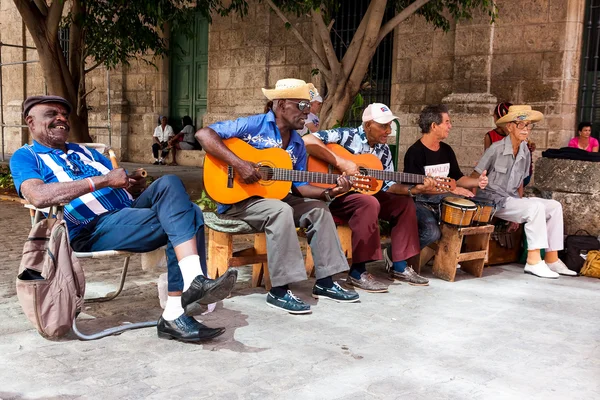 乐队演奏传统音乐在哈瓦那老城 图库照片