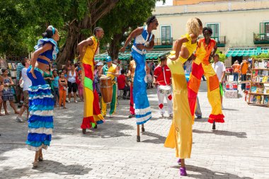 Eski Havana'da bir karnaval, dansçılar