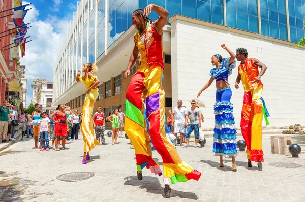 올드 하바나에서 거리 댄서의 그룹 — 스톡 사진