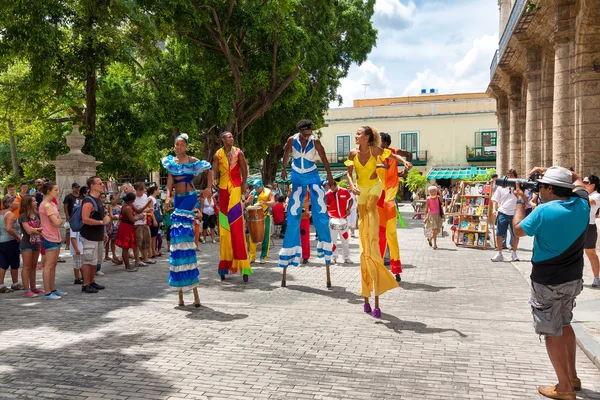 Street dancers on stilts at a carnival in Old Havana — Stock Photo, Image