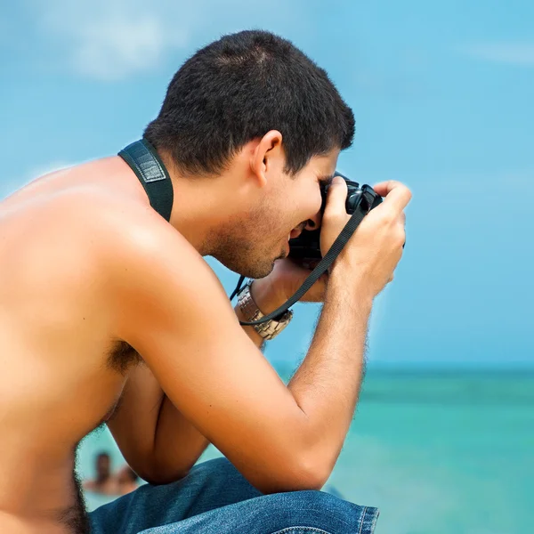 在海滩的西班牙裔摄影师 — 图库照片