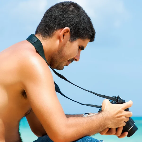 Hispanic photographer at the beach — Stock Photo, Image