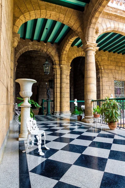 Pałacu kolonialnego w starej Hawanie — Zdjęcie stockowe
