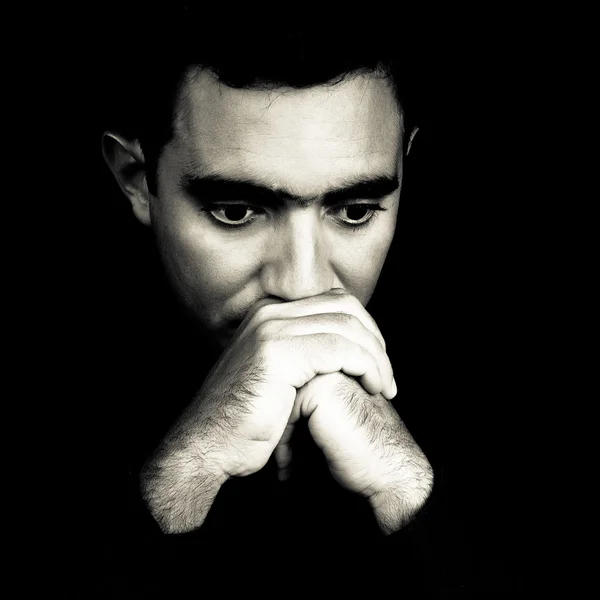 Visage noir et blanc d'un jeune homme inquiet — Photo