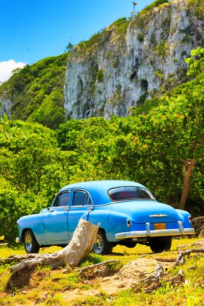 Vieille voiture américaine dans la campagne cubaine — Photo