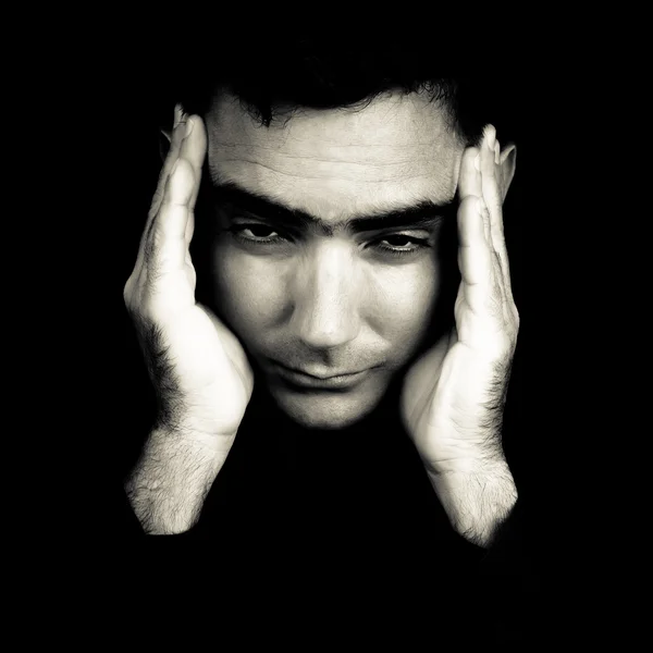 Hombre que sufre un fuerte dolor de cabeza o depresión —  Fotos de Stock