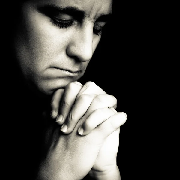 Mujer rezando aislada en negro — Foto de Stock