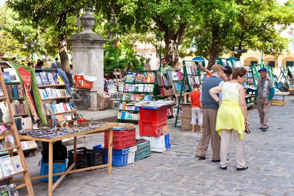 Turistas visitando un popular mercado callejero — Foto de Stock