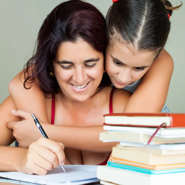 Mãe latina e filha estudando — Fotografia de Stock