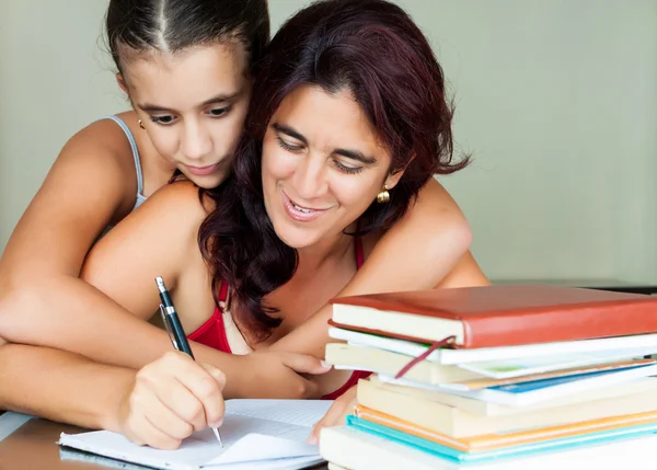 Lateinische Mutter und Tochter studieren — Stockfoto