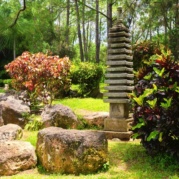 Pagoda su un giardino giapponese — Foto Stock