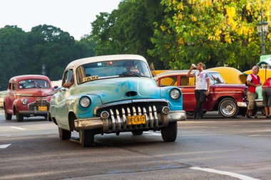 Havana'daki eski püskü eski Amerikan arabası