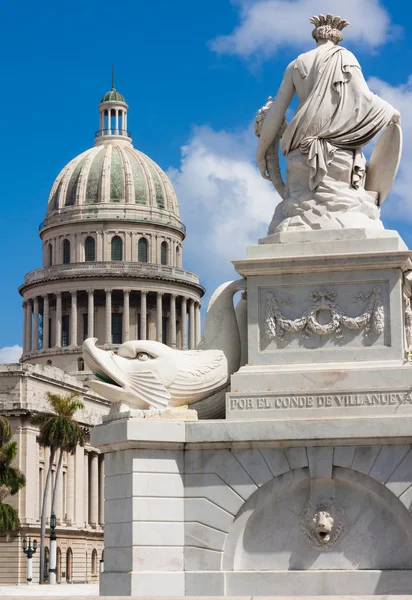 Fonte famosa e o Capitólio de Havana — Fotografia de Stock