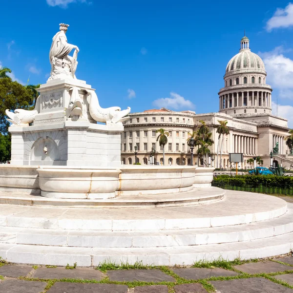 Fonte famosa e o Capitólio de Havana — Fotografia de Stock
