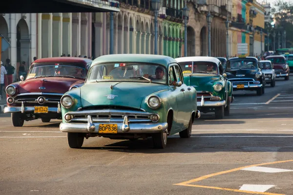 Αρκετά παλιά αμερικανικά αυτοκίνητα στην Αβάνα — Φωτογραφία Αρχείου