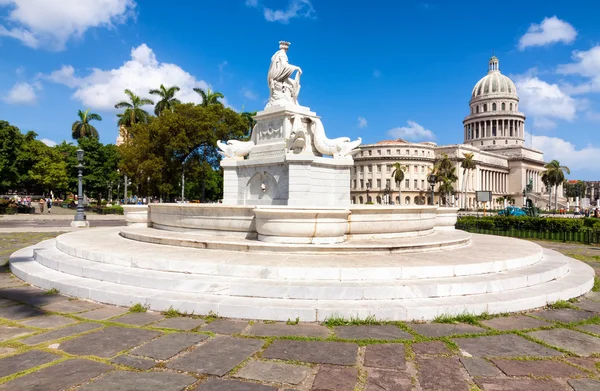 Famous fountain and the Capitol of Havana — Stock Photo, Image