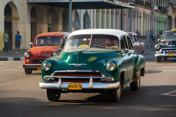 Vários carros americanos velhos em Havana — Fotografia de Stock